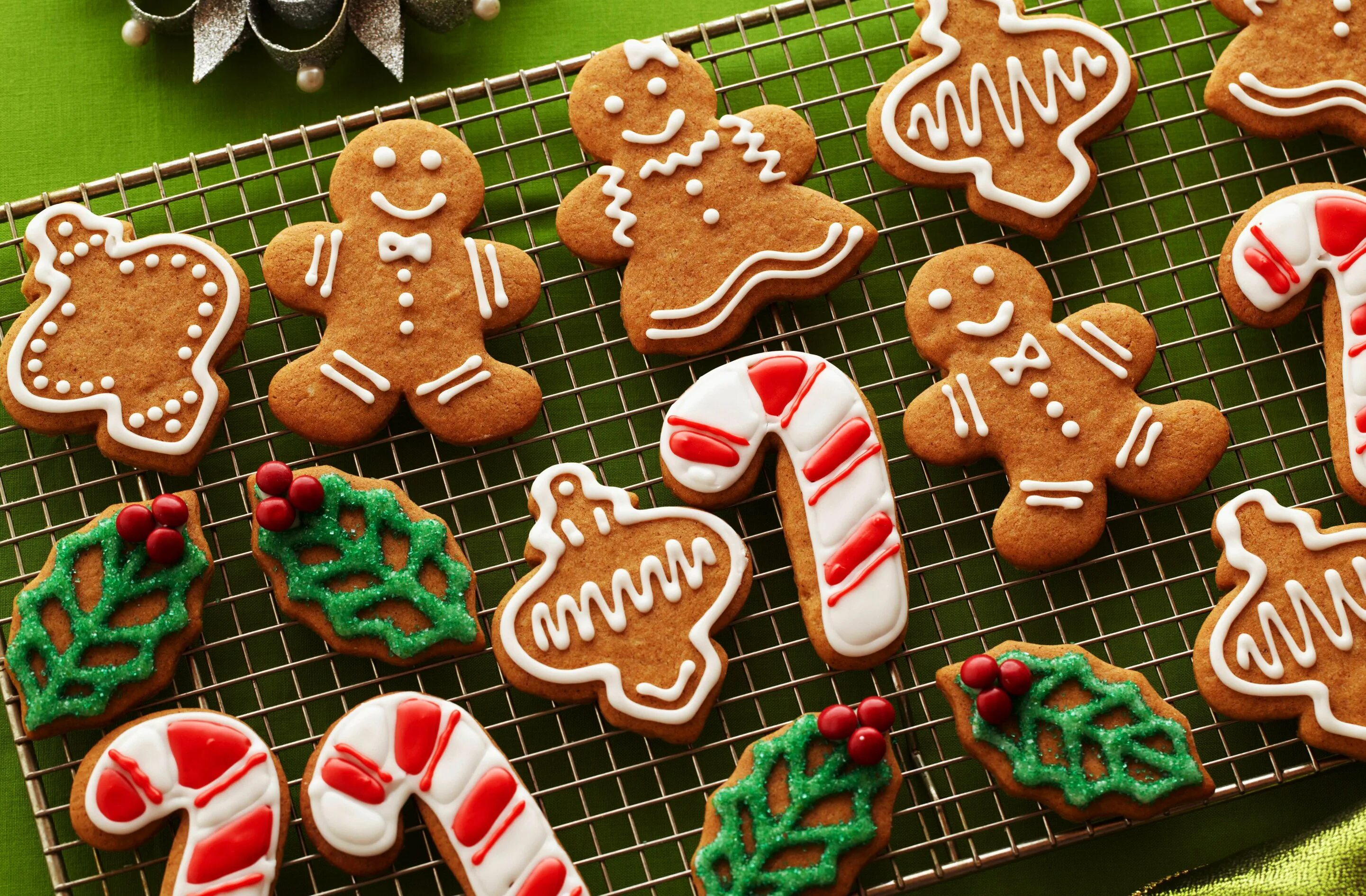 медовый рождественский пряник. имбирное печенье с глазурью. пряное печенье. имбирные печеньки. тесто для пряников имбирных в домашних.