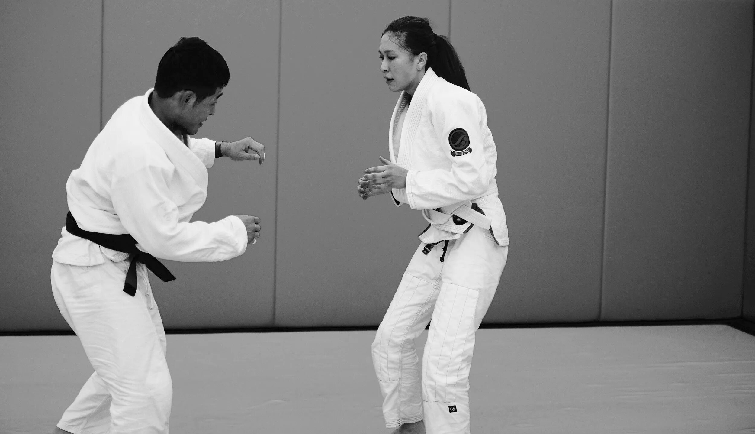 Страйп на пояс джиу джитсу. Bjj белый пояс. Джитсу в сером. Кимоно бжж детское. Щитки для джиу джитсу.