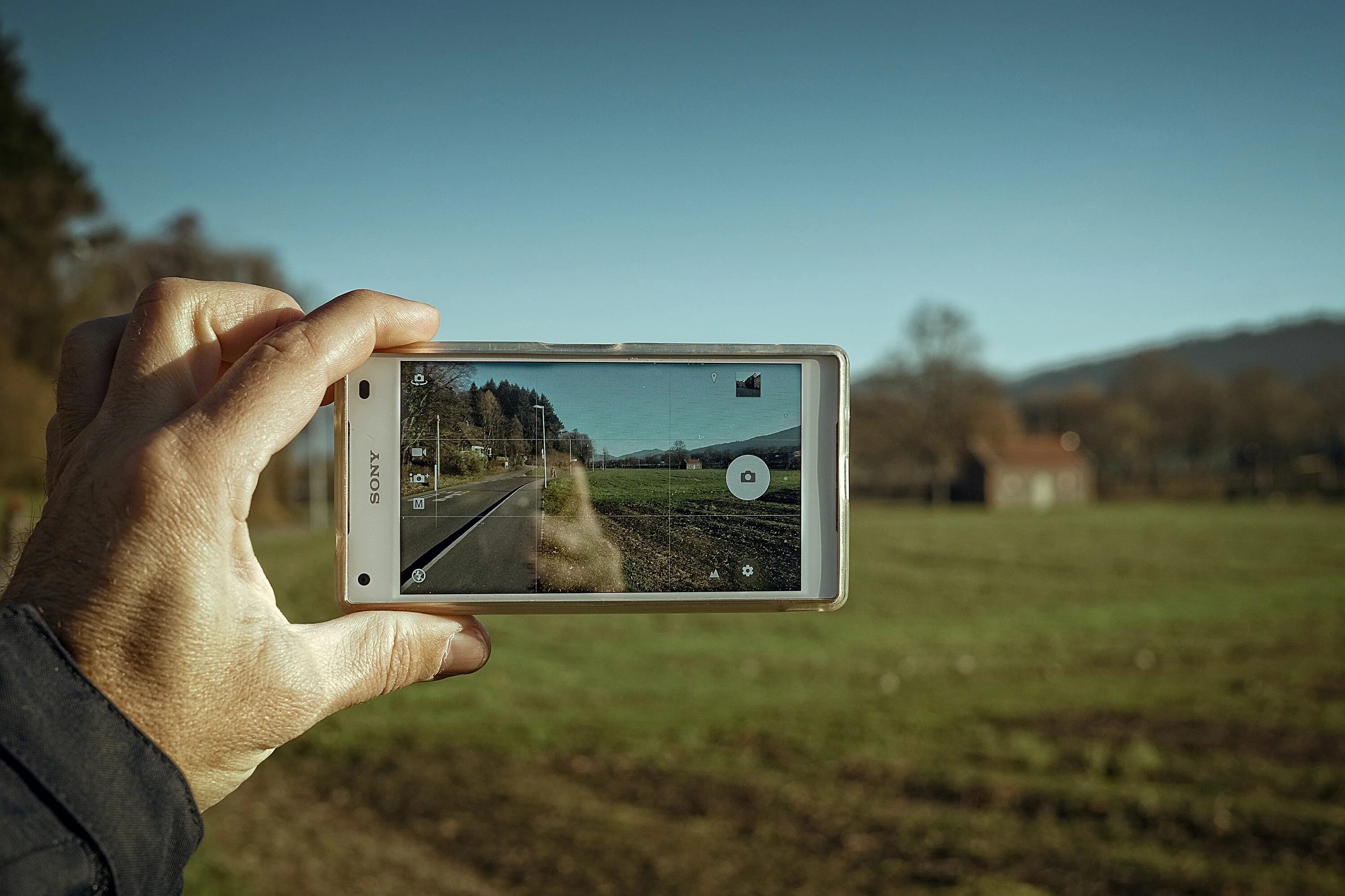 Камера телефона. Фотокамеры телефона. Фотографирует на смартфон. Смартфон с горизонтальной камерой. Домашняя камеры через телефон