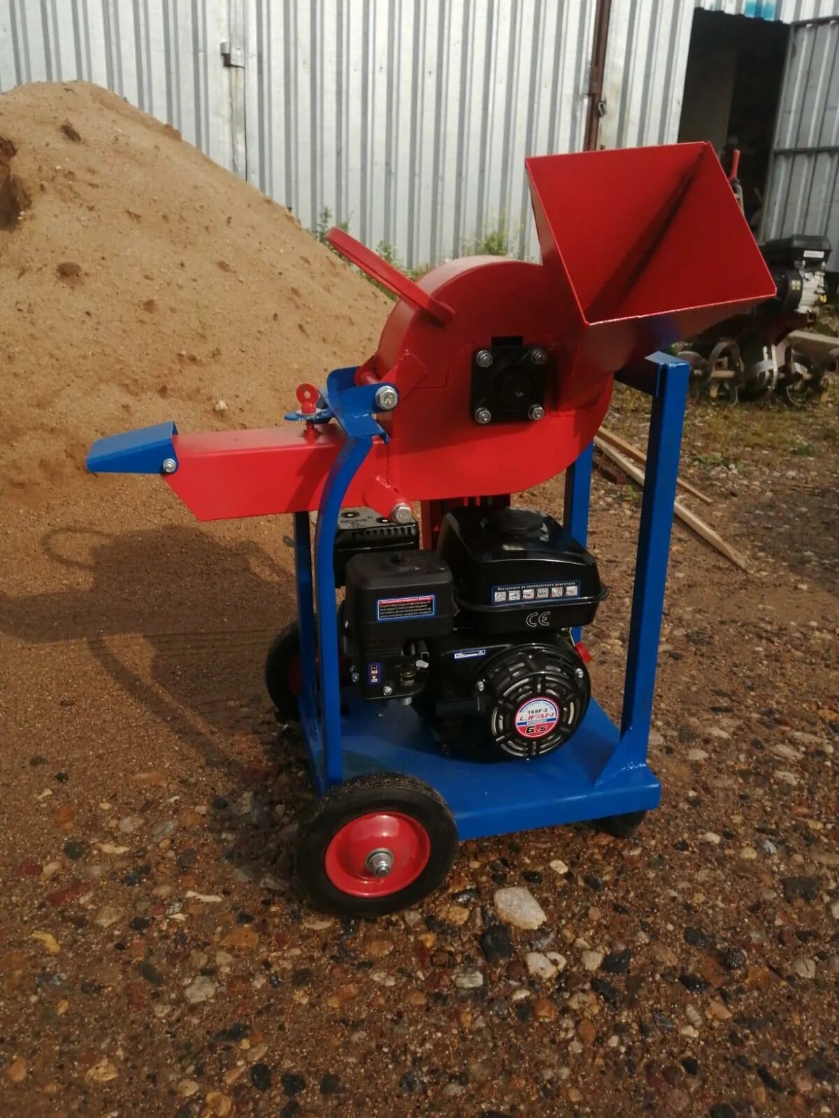 Измельчения веток bx-42r. Лео измельчитель веток lsg2815. Аренда измельчителя веток. Мобильный измельчитель древесины. Измельчитель веток и травы тrs 2.