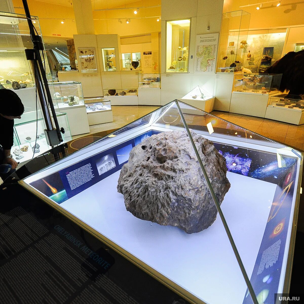 краеведческий музей челябинск метеорит. краеведческий музей челябинск метеорит. крупные метеориты. государственный исторический музей южного урала метеорит. музей где метеорит.