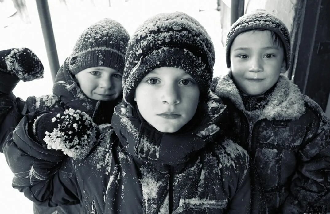 Мальчик подросток зимой. Мальчишки зимой. Группа подростков зимой. Крымские мальчики.