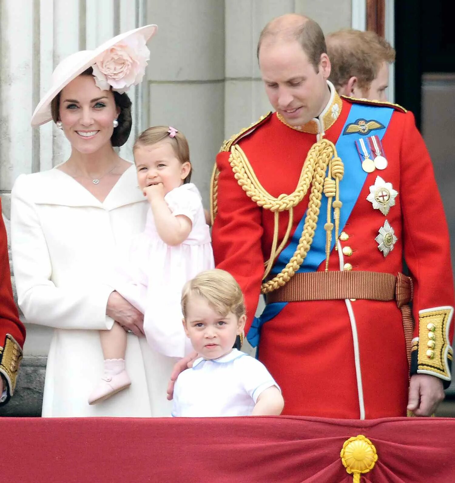 Последние новости о кейт миддлтон и принце. Принц уильям и принцесса. kate middleton and prince william. белое платье кейт миддлтон 2011 года на trooping the color.