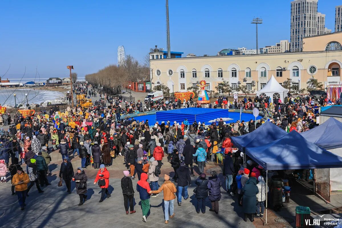 Масленица во владивостоке 2024. Владивосток набережная. Масленица Владивосток Центральная площадь. Масленица столб. 1000 Человек на фото.