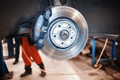 Менять тормозные колодки вместе с диском
