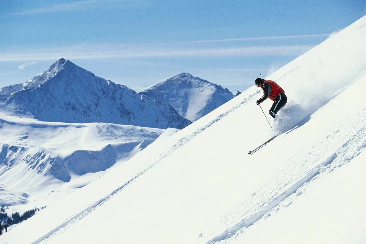 Зимние горы. Горы лыжи. Восхождение на гору. Ski slope. Down skiing