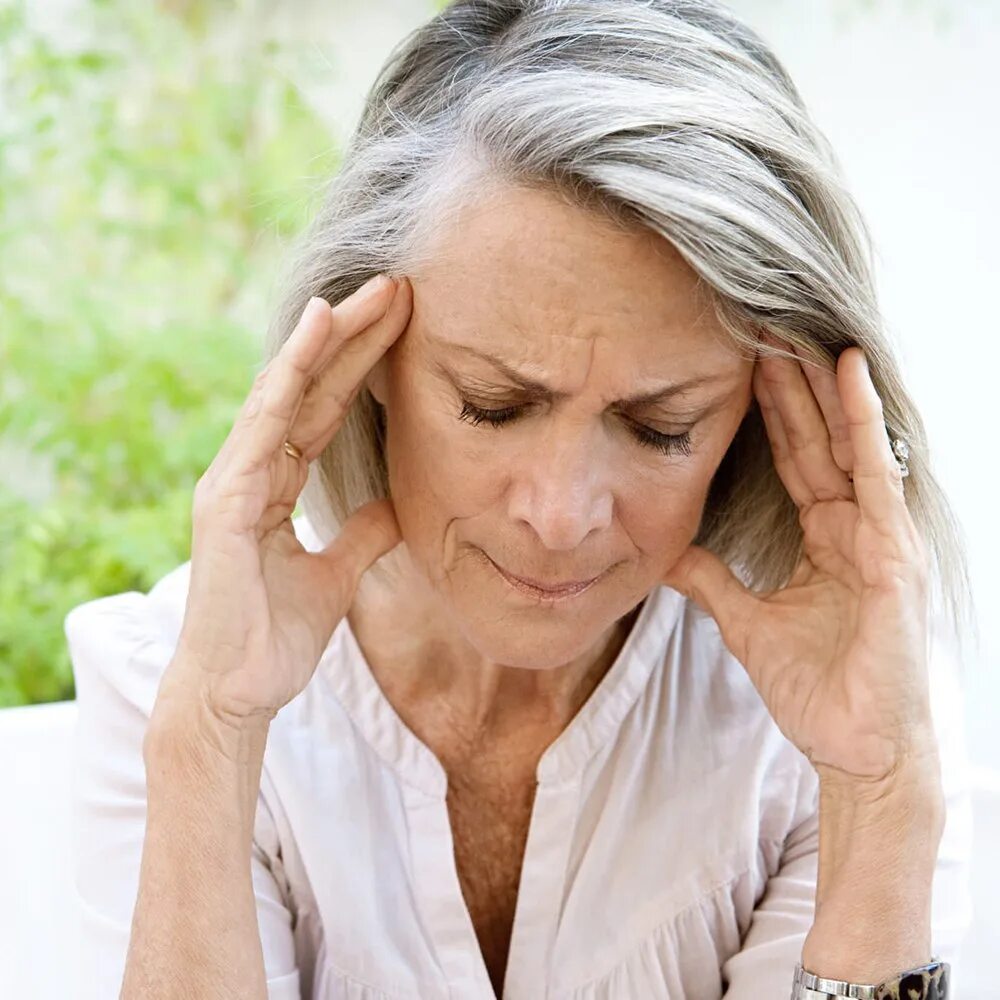 Шум в ушах у пожилых. Головокружение. Головная боль у пожилых. Болит голова у пожилых. У бабушки болит голова.