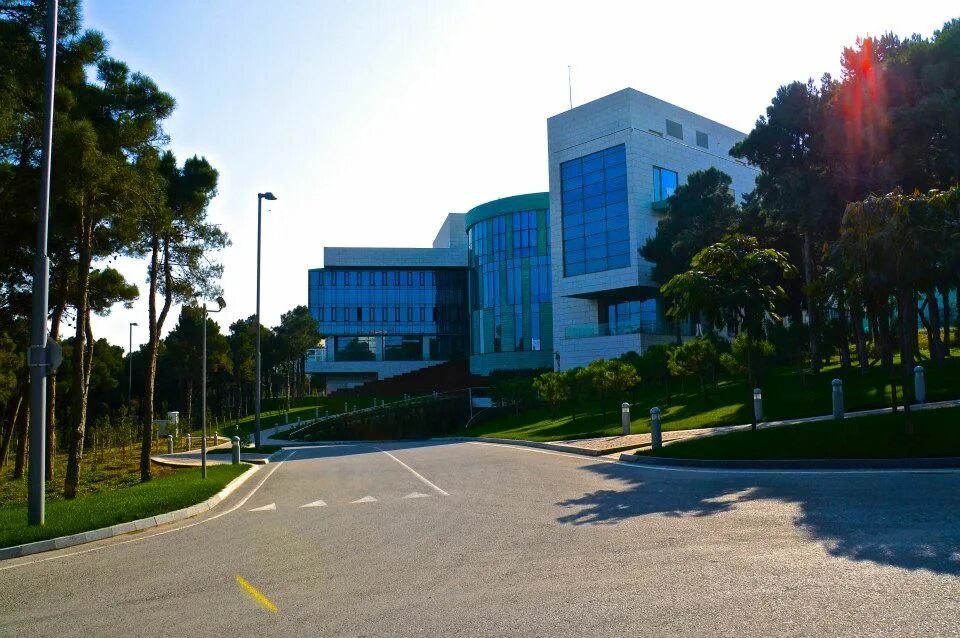 Ada university. Ада университет в баку. азербайджанская дипломатическая академия. азербайджанская дипломатическая академия (университет ada),. стэнфордский университет баку.