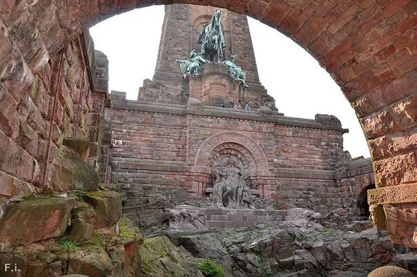 Гора барбаросса. Замок фридриха барбароссы. Гора барбаросса. Памятник фридриху барбароссе на горе кифхойзер. Замок фридриха барбароссы.