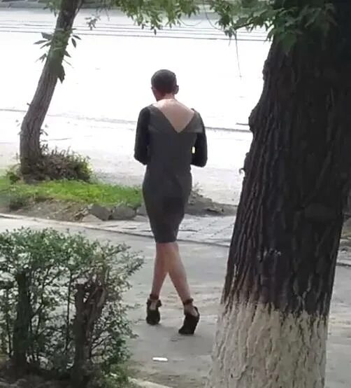 Мужчина в платье на улице. Мужчина в женском платье. Мужчина в женской одежде на улице. Мужик в платье на улице. Переодевание мужчины в женщину одежда