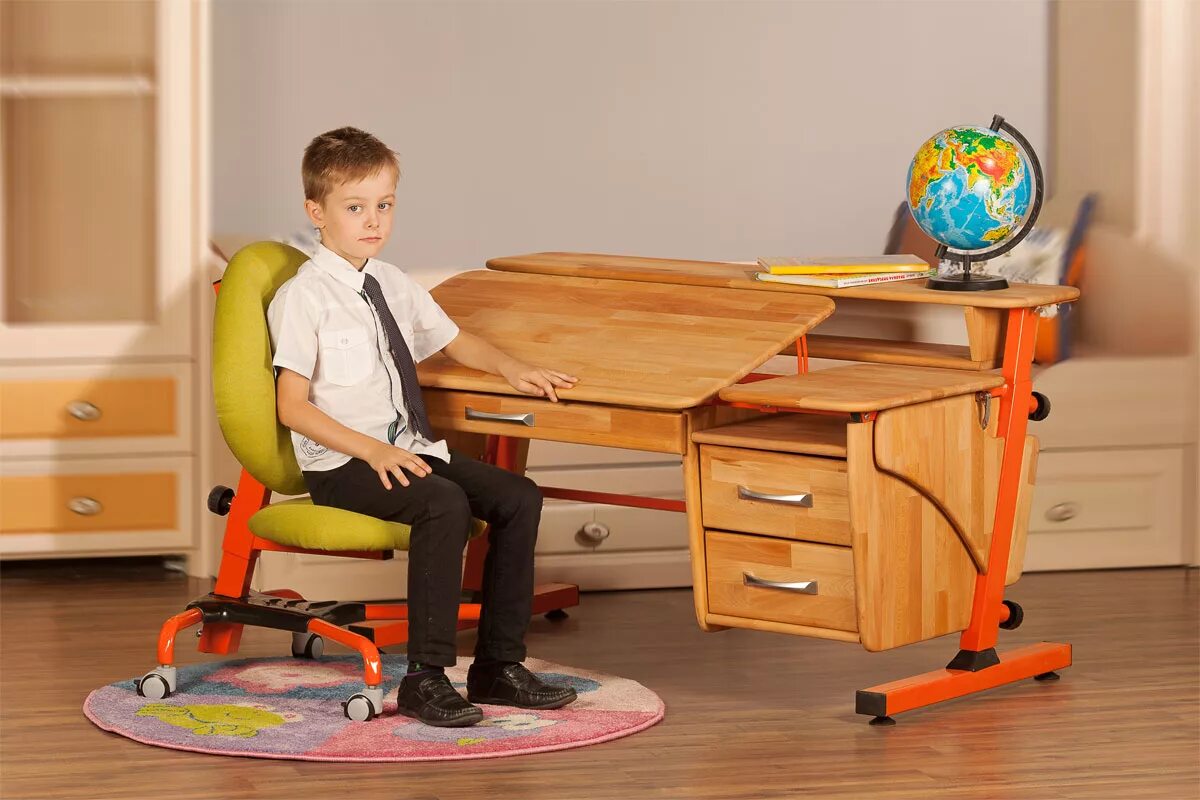 Школьное место ученика. Детский школьный стол. Письменный стол для первоклассника. Школьный стол для первоклассника. Парта для первоклашки.