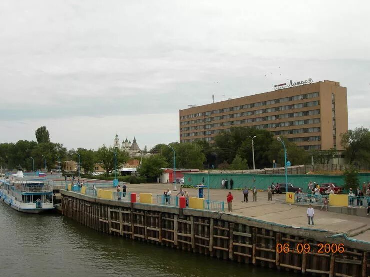 красный мост (через кутум. астрахань 2006 год. астрахань 2006 год. футбольное поле сосновый бор. пристань в ацкк астрахань.