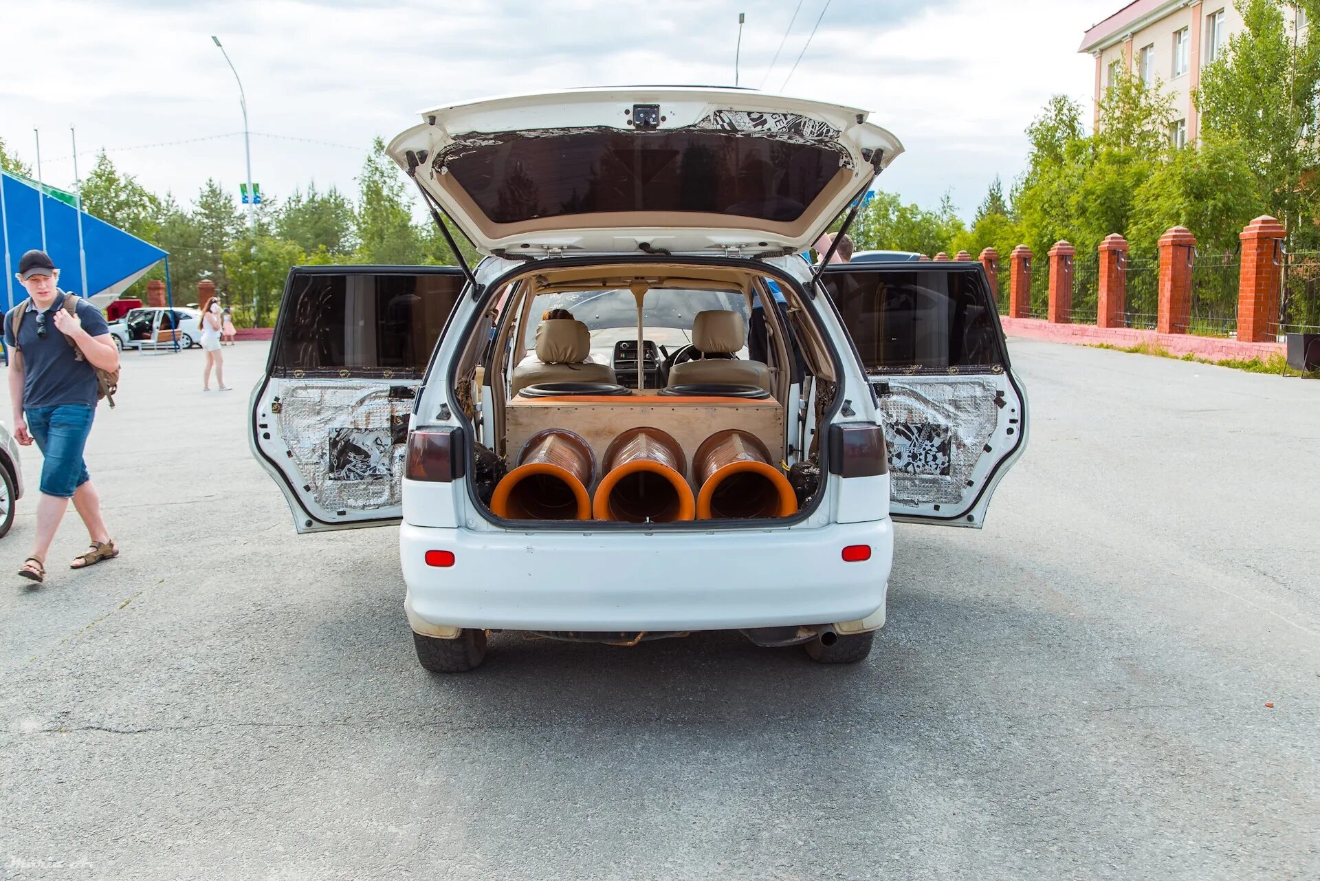 Toyota bb автозвук. Тойота автозвук. Громкий фронт камри 40. Автозвук тойота ипсум. Автозвук авенсис т250.