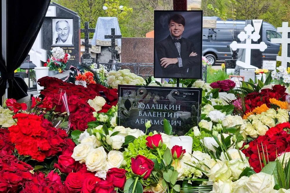 Памятник юдашкину на троекуровском фото. Троекуровское кладбище могилы. Могила ирины мирошниченко на троекуровском кладбище. Памятник юдашкину на троекуровском фото. Троекуровское кладбище могилы.