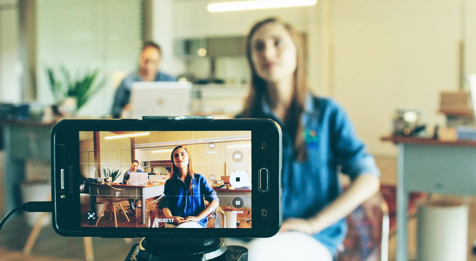 Человек с телефоном в руке. Phone videos. Стримминг со смартфона качество. Мужчина видеозвонок. Мобильная видеография.