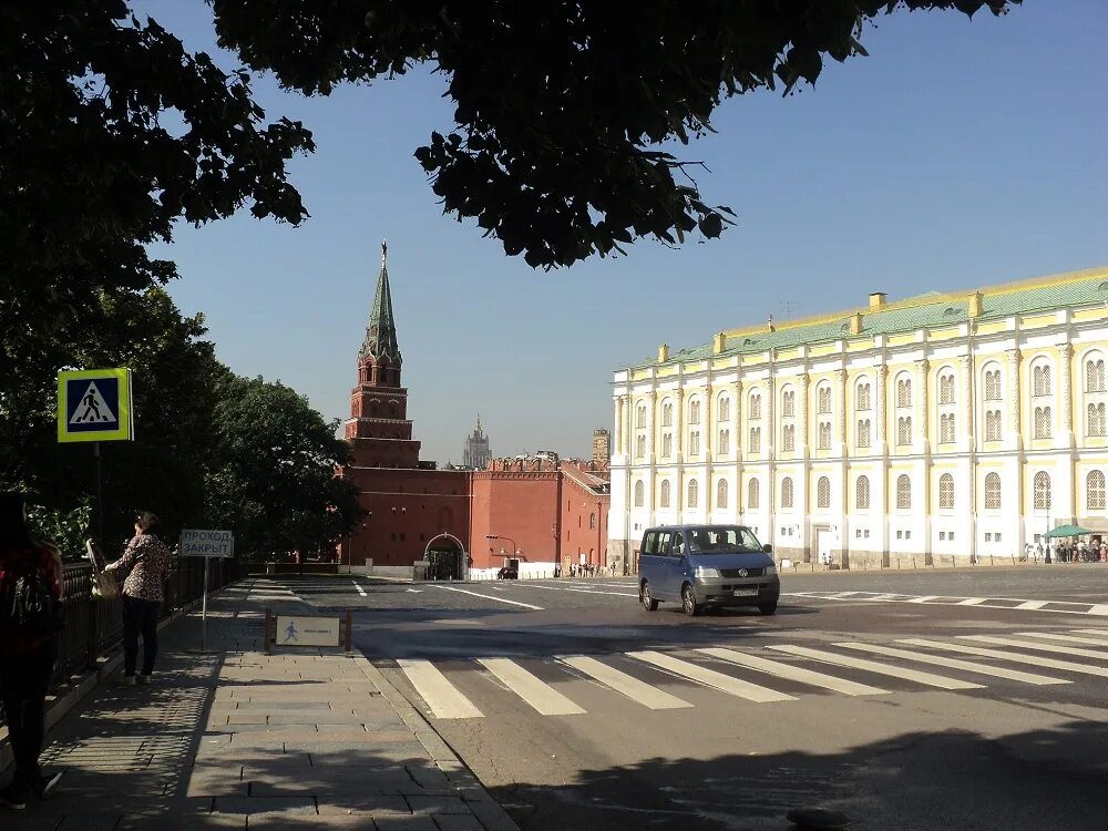 Как пройти в оружейную палату. Кремль фото внутри здания. Боровицкие ворота Кремля вход в алмазный фонд. Г. Москва здание внутри Кремля. Вход в оружейную палату.