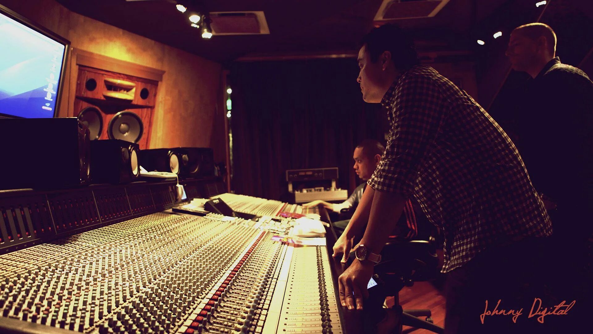 Запись тихих звуков. Студия звукозаписи FL Studio. Человек в студии звукозаписи. Музыкант в студии. Человек в звукозаписывающей студии.