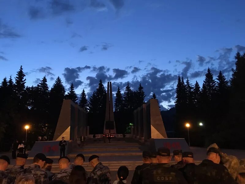 Победа горно алтайск. Парк Победы Горно-Алтайск. Мемориал парк Победы Горно-Алтайск. Горно Алтайск парк Победы вечный огонь. Парк Победы Горно-Алтайск зима.