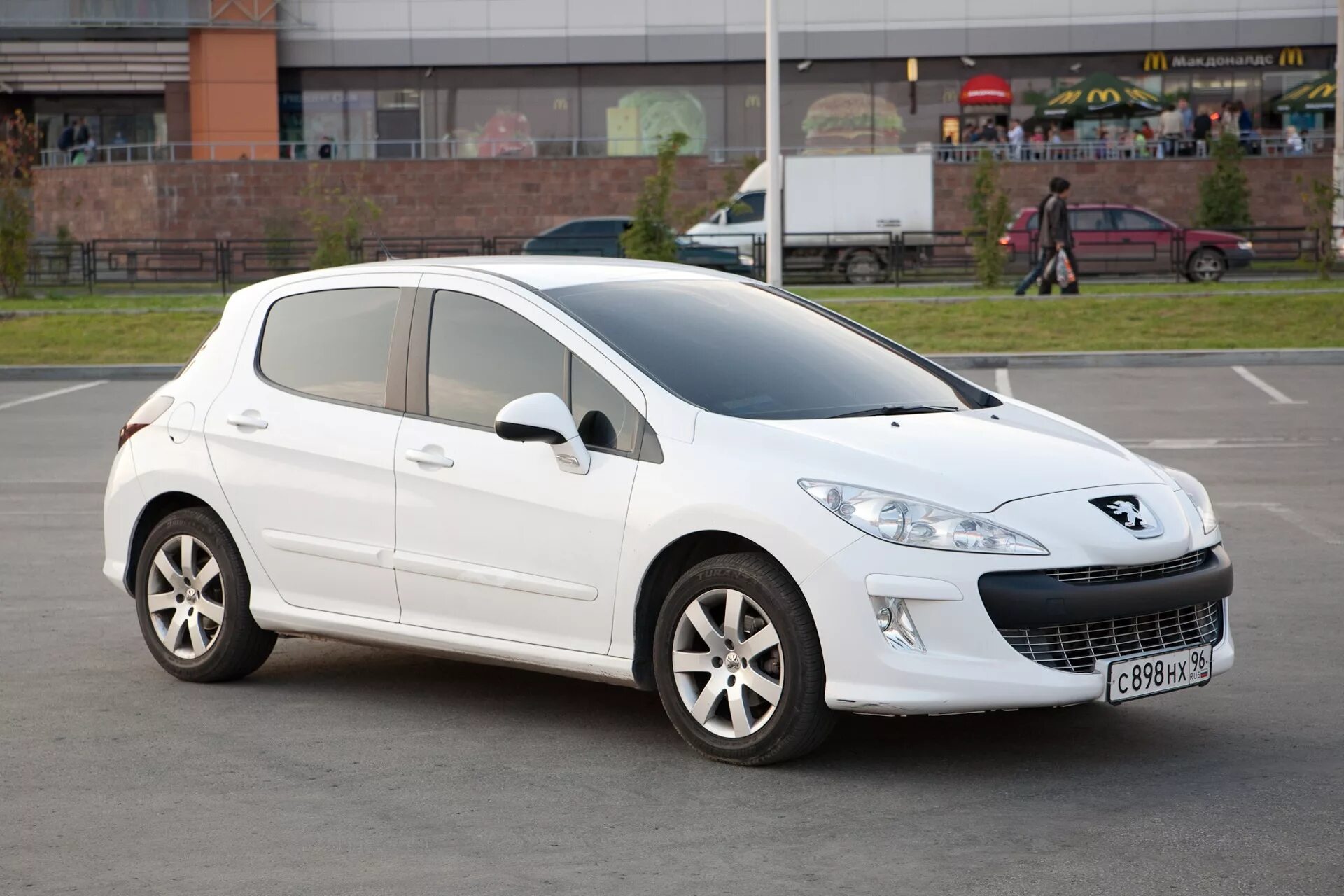 Пежо 308 краснодар. Peugeot 308 white. пежо 308 белый. пежо 308 2010 белая. пежо 308 белый 2012.
