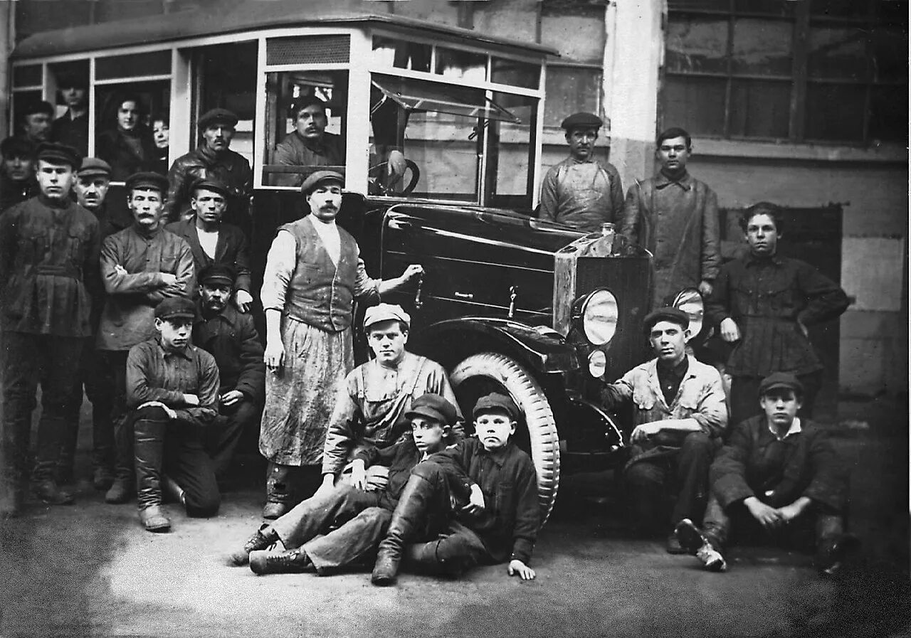 В 1925 году наша страна. Автобус на базе АМО-Ф-15. Первый Московский автобус 1926 год. Первый автобус в Москве 1922. Москва 1925 год.