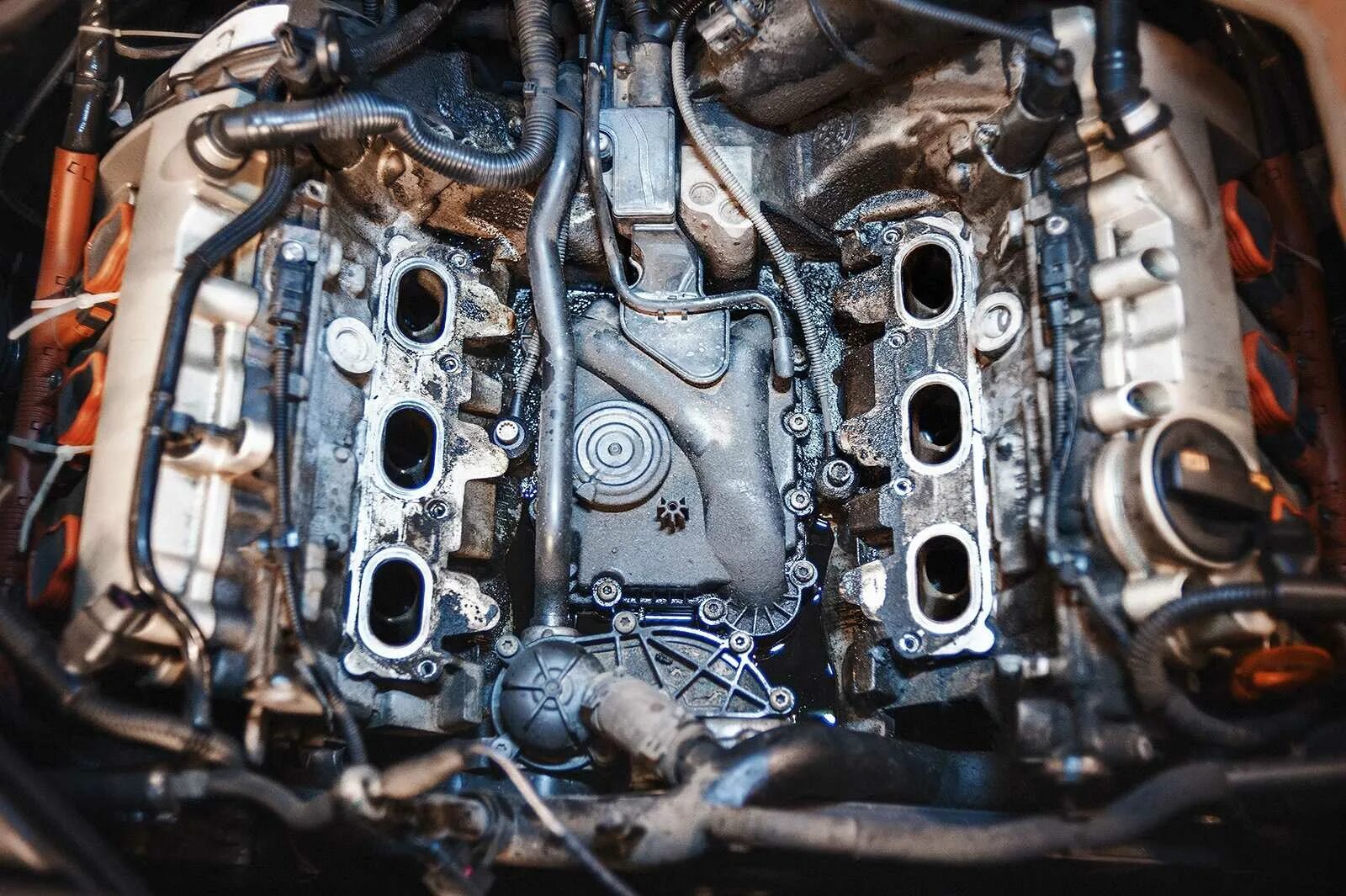 Течь двигателя. Ауди а6 c6 3.2 клапан масляной системы. сапун ауди а6 3.2. прокладка двигателя ауди а6 с4 дизель. двигатель 4.2 ауди масляный канал.