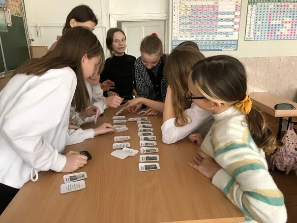 Игры для мероприятий. Кц лидер лермонтовский проспект. Школьники играют в настольные игры. Цмит центр молодежного инновационного творчества лаборатория. Студенческий квиз.