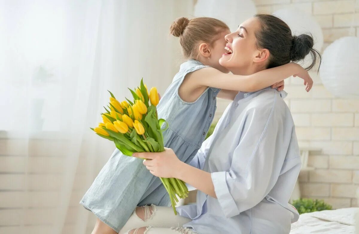 Мы мамины цветочки дочки. Маме дарят цветы. Ребенок дарит цветы маме. День матери. Сын дарит маме цветы.