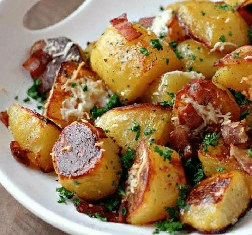 Рецепты картошки на сковороде с фото. Вкусная картошка в духовке. Жареный картофель в духовке. Жареная картошка в духовке. Картошка с мясом в духовке.