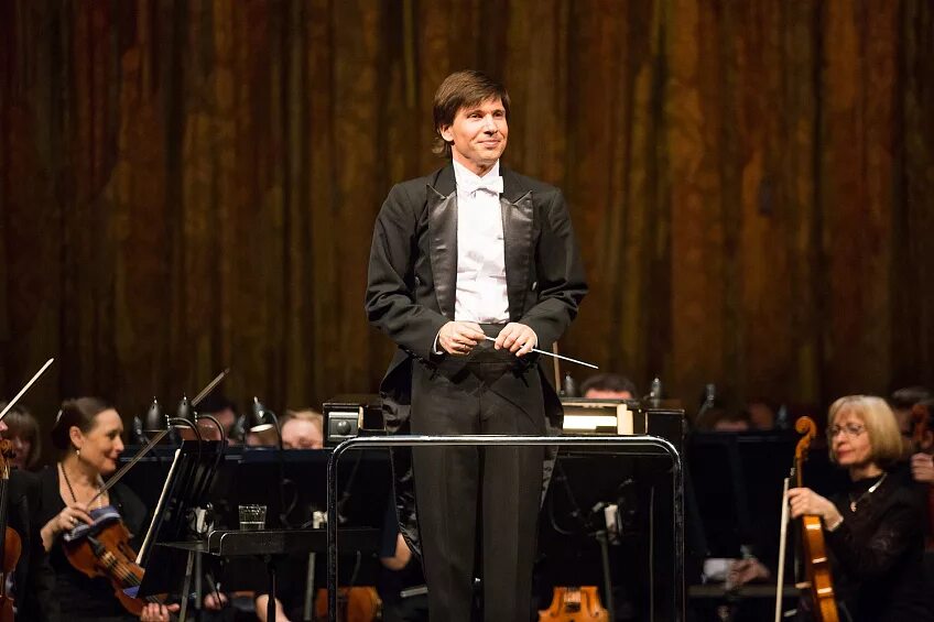 дирижер театра. дмитрий лисс дирижер. оркестр большого театра, дирижер - д. валерий гергиев дирижер. джон элиот гардинер.