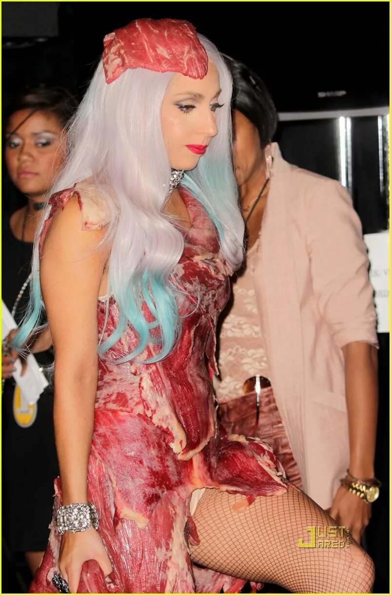 Леди гага в мясе. Леди Гага платье из мяса. Леди Гага в платье из сырого мяса. Мясной костюм леди Гаги. Леди Гага в костюме мяса.