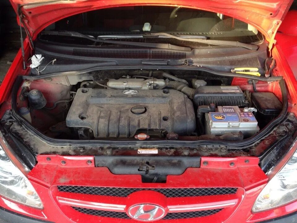 Греется гетц. Hyundai getz 2008 под капотом. хендай матрикс уплотнитель капота. getz 1.4 под капотом. подкапотное пространство гетц 1.4.