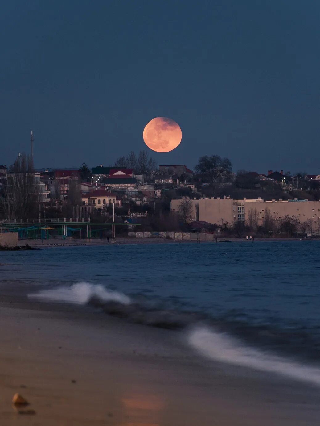 Во сколько восход луны. Луна Восход Алушта. Красная Луна 2018 Крым. Восход красной Луны. Лунных затмения и море.