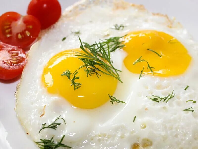 яичница 3 яйца. яичная глазунья. глазунья. яичница из двух яиц. яичница глазунья калорийность.