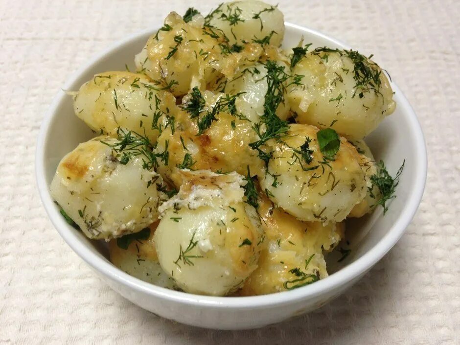 Картофель с овощами в сметане. Картофель в сметанном соусе. картофель под сметанным соусом. картошка со сметаной. картошка в сметане в духовке.