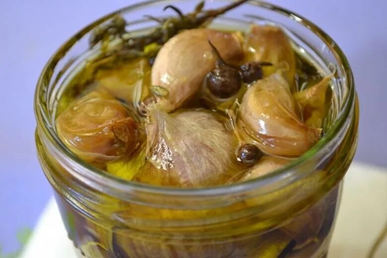 Чеснок в масле в банке. Чеснок в банке. Консервирование чеснока. Чеснок в масле в банке. Чеснок в банке.