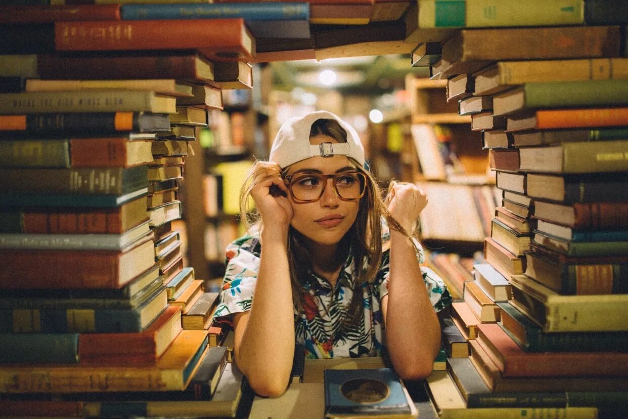 Умная девушка в очках. Эрудированный человек. Эрудированный учитель. Эрудированный человек фото. Не эрудированный человек это.