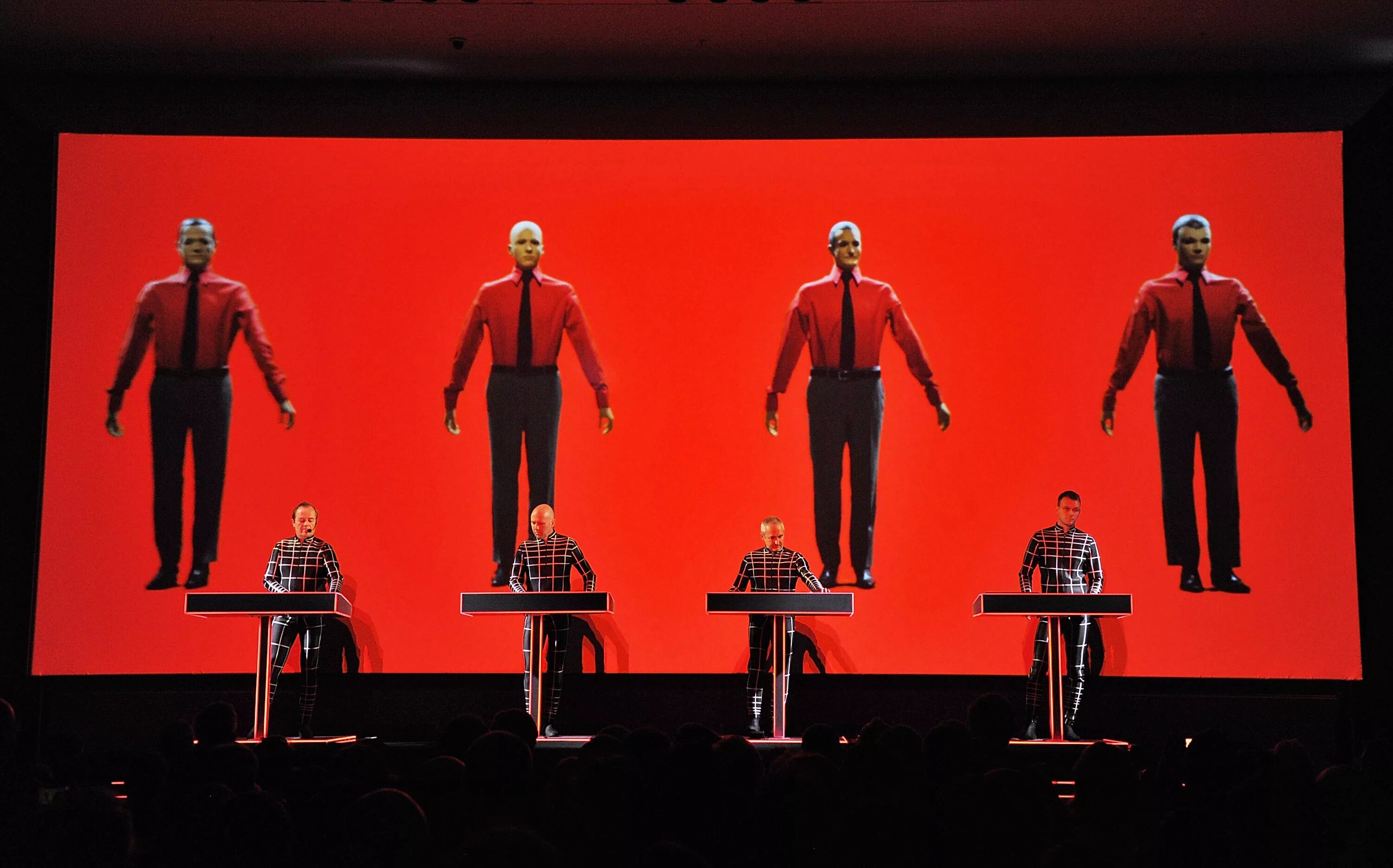 Крафтверк робот. Крафтверк Хеннинг Шмиц. Группа Kraftwerk 2020. Концерт крафтверк робот. Kraftwerk концерт.