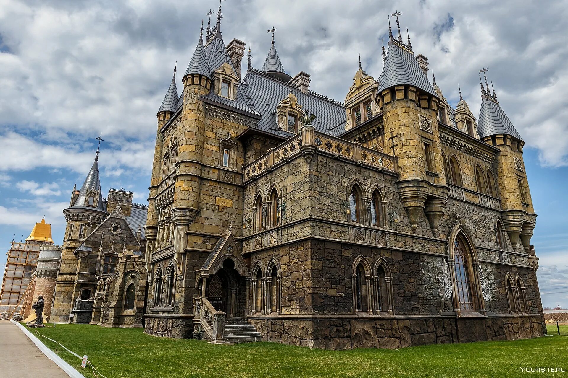 Гарибальди тольятти. Йошкар ола замок гарибальди. Замок тольятти тольятти гарибальди. Замок гарибальди в самарской области. Готический замок «гарибальди».