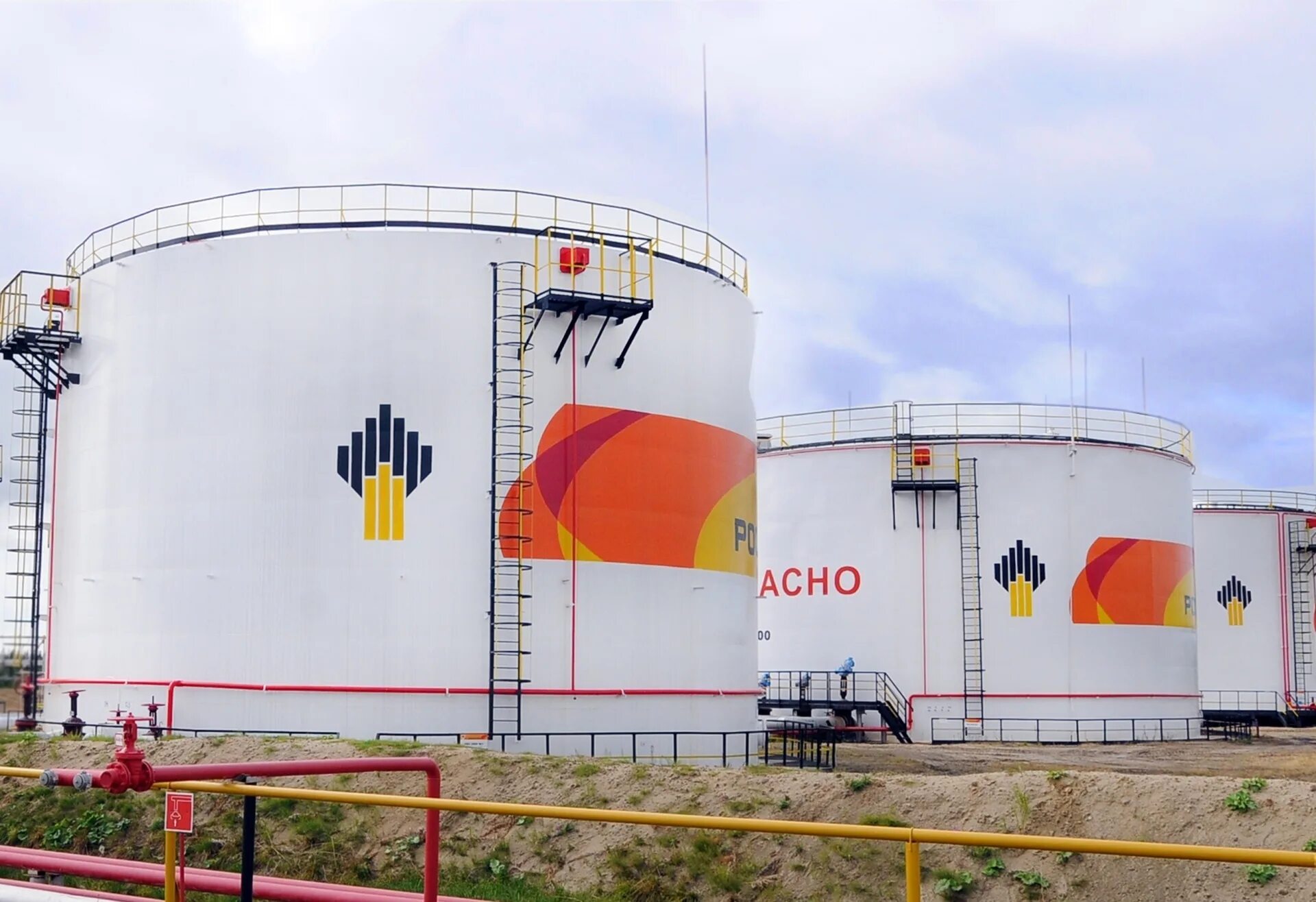 Рн нефтепродукт. Туапсе нефтебаза роснефть. Рн нефтепродукт. Нефтебаза роснефть. Нпз туапсе резервуарный парк.