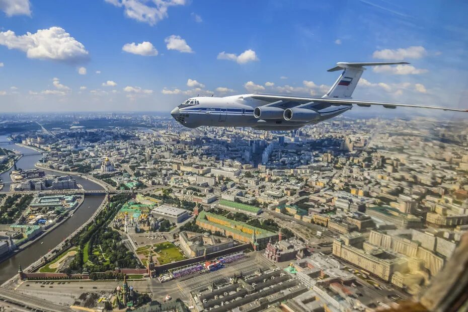 Полет над москвой. Шереметьево самолёты над москвой. Самолет над городом. Самолет над городом. Вид из окна самолета.