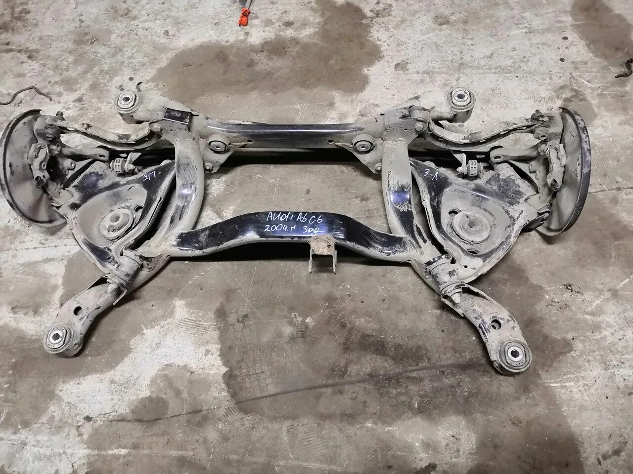 Задняя балка ауди а6. Подвеска ауди а6 олроуд. Балка а6 с5. Задний подрамник audi a6 c5. Задний подрамник audi a6 c5.