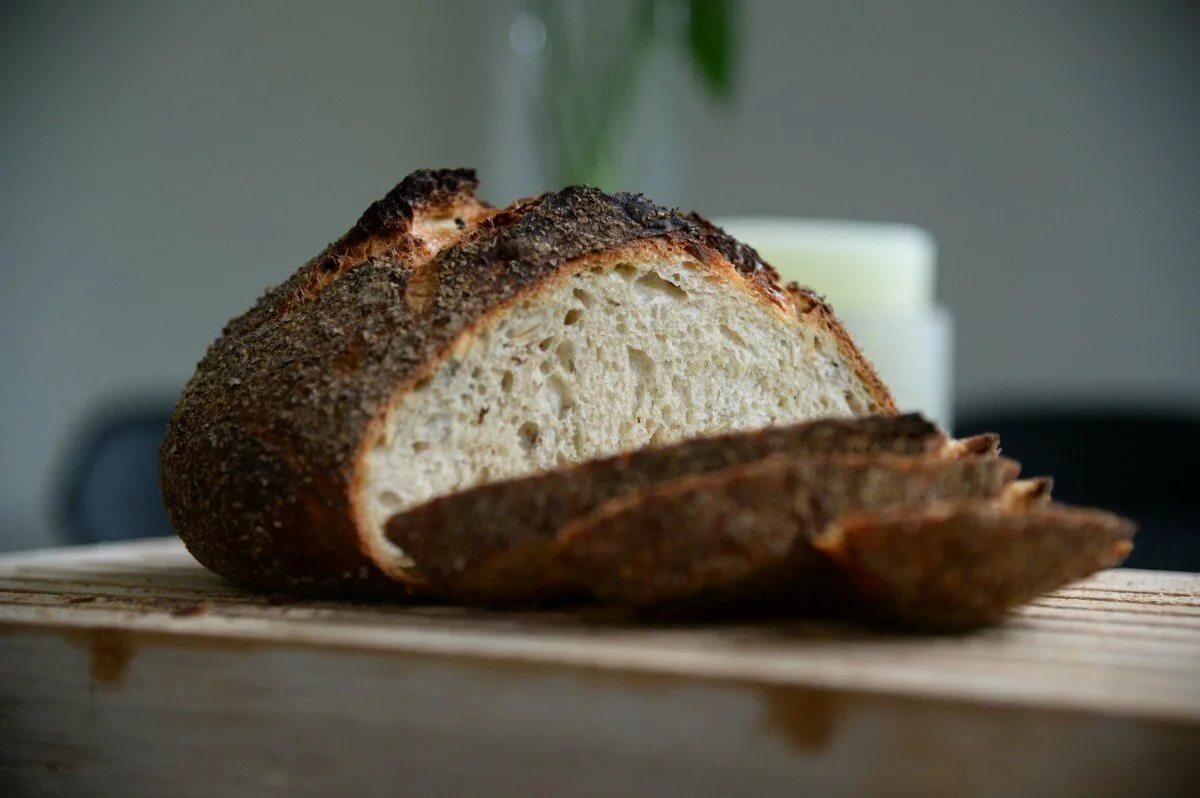 Лютинский хлеб. Ржаной хлеб. Красивый хлеб. Черный ржаной хлеб.