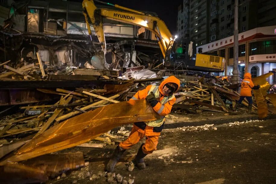 Снос ларьков в москве. Снос павильонов. Красноярск снос. Снос павильонов. Ночь длинных ковшей в москве до после.