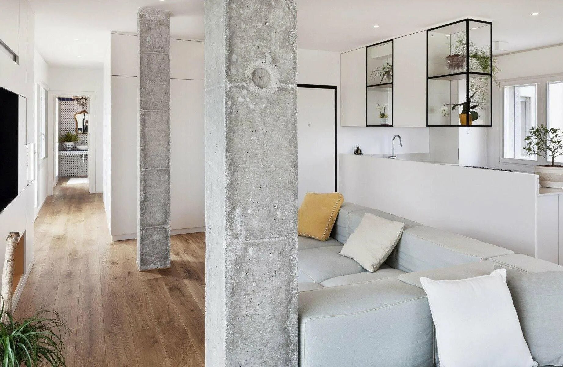 Отделка колонн. Как обыграть колонну. Несущие колонны в интерьере. Отделка колонны зеркалом. Декор колонны в интерьере.