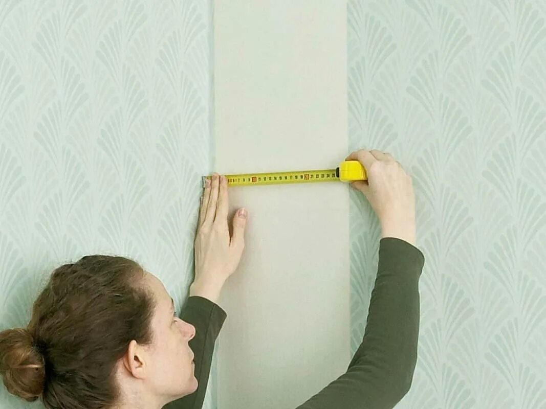 Поклейка флизелиновых обоев схема. Схема поклейки флизелиновых обоев. Правильная оклейка стен обоями. Монтаж пластиковых уголков на откосы. Как правильно приклеить.