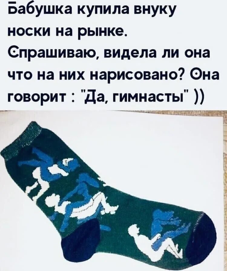 Бабушка торгует цветами. Бабушка продает цветы на улице. Бабка с айфоном. 100 летняя бабка. Бабка с айфоном.
