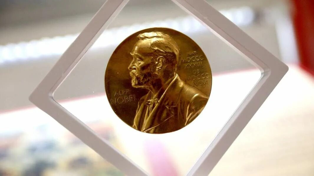 Нобелевская премия Солженицына. Солженицын Нобелевская премия 1970. Солженицын Нобелевская премия медаль. Нобелевская премия новоселова