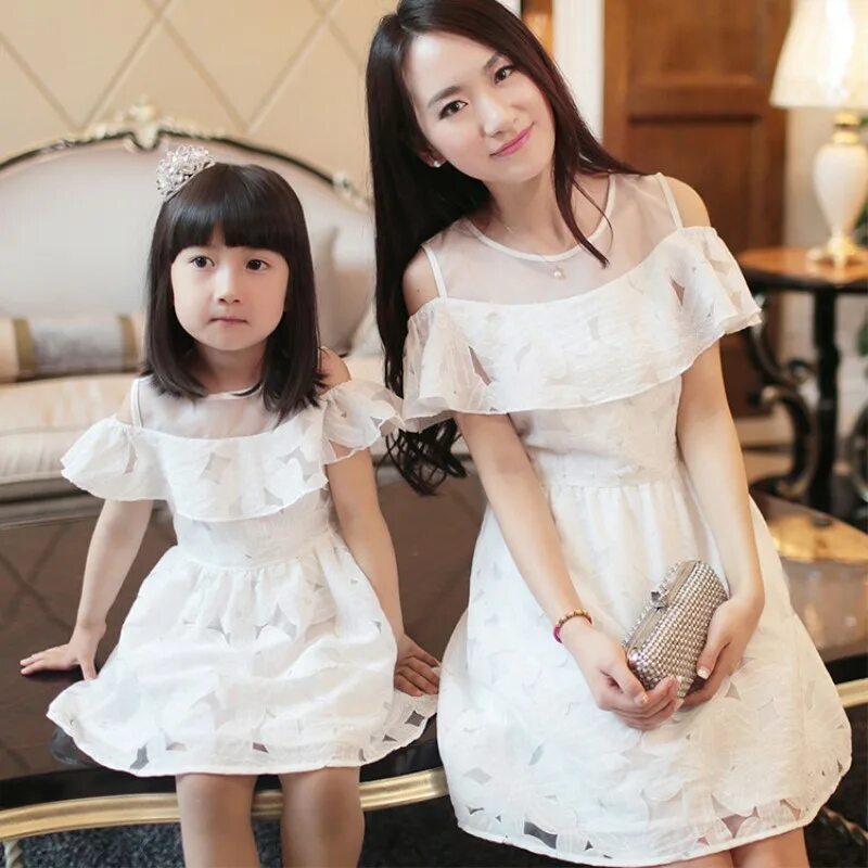 Японские дочки мамы папы. Мама и дочка с платьем. Платье для девочки и мамы. Платье мама и дочка одинаковые. Вечерние платья для мамы и Дочки.