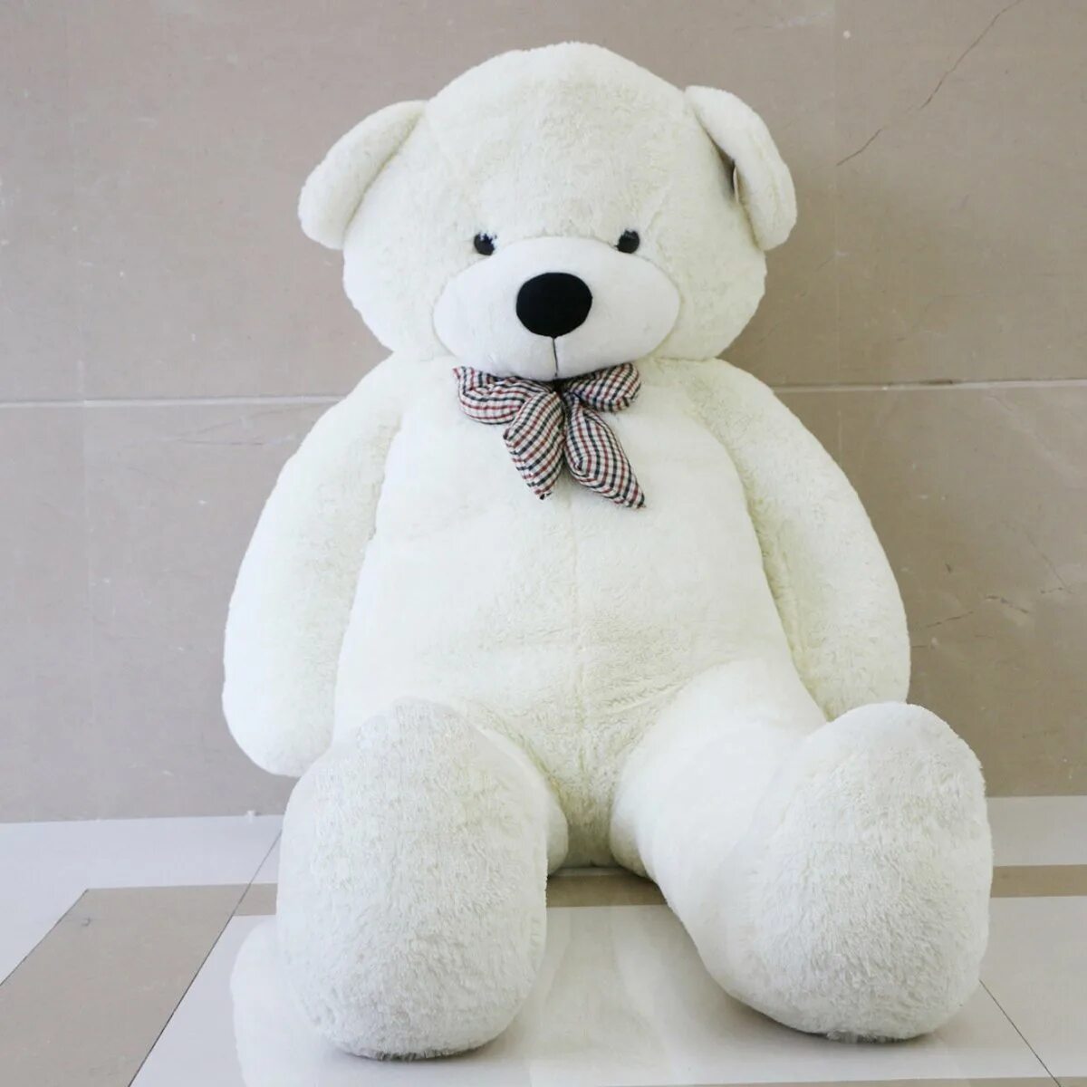 White teddy bear. Плюшевые игрушки на белом фоне. Плюшевый белый мишка лежащие. Плюшевый мишка белый. Плюшевый медведь.