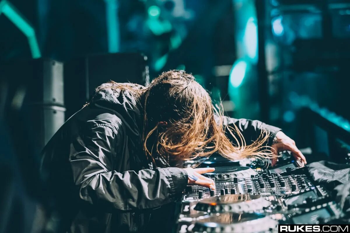 саша смелова. фон на музыкальную тему. интригованная музыка. 1788-l. интригованная музыка.